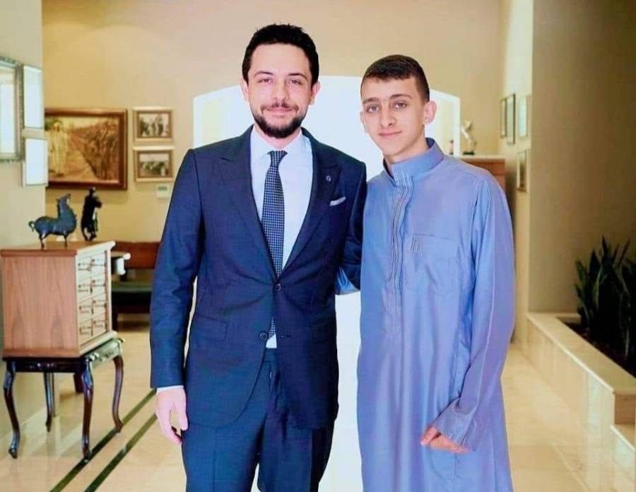 ولي العهد يستضيف الفتى الفائز بالمسابقة القرآنية العالمية