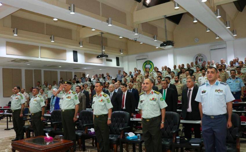 توزيع شهادات الدبلوم على الدارسين في دورة الدفاع 19...صور