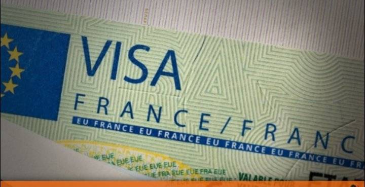 فرنسا تخفض عدد التأشيرات الممنوحة للجزائريين والمغاربة والتوانسة .