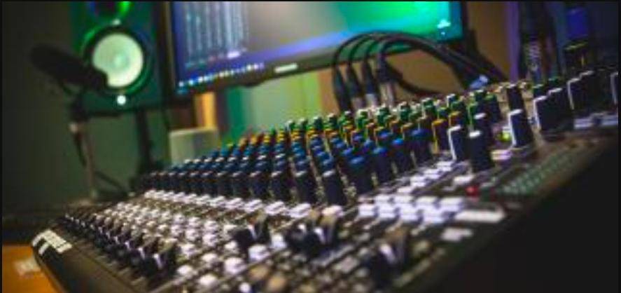 سيدة توجه عبر إذاعة محلية إساءات لفظية للأردنيين .. ومطالب بملاحقتها قانونيا