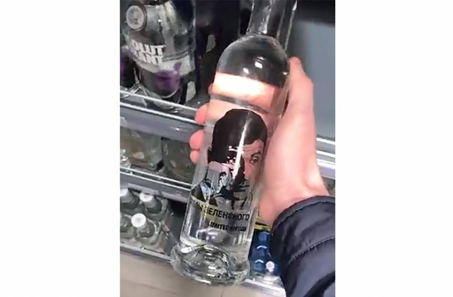 زجاجة كحول في روسيا تسمى «دموع زيلينسكي»