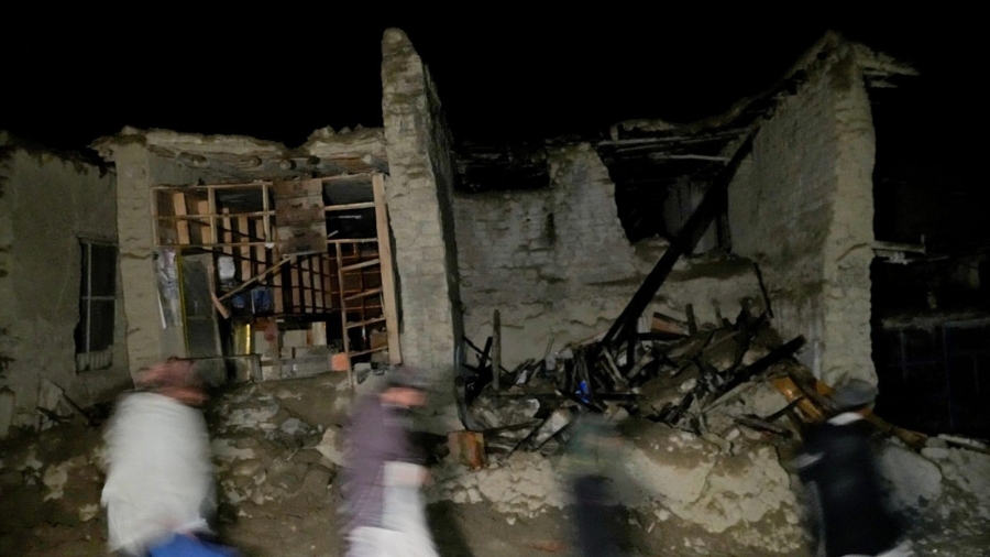 الأمطار تعرقل جهود الانقاذ بعد وقوع زلزال في أفغانستان