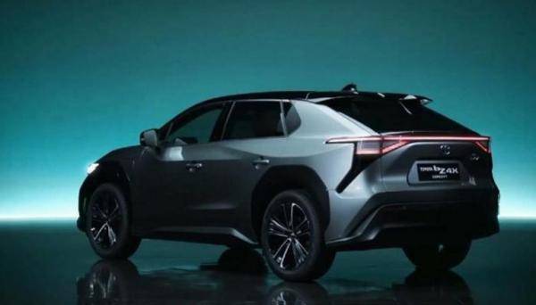 تويوتا تستدعي عدد من أول سيارة كهربائية تنتجها بسبب احتمال انفصال العجلات