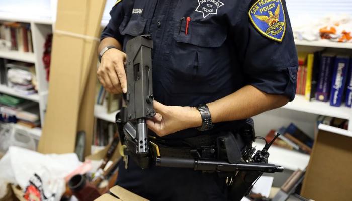 الشرطة الأمريكية تطلق مبادرة للشعب الامريكي سلم مسدسك وخذ دولارات