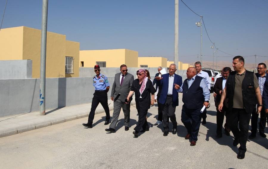 العيسوي يتفقد موقع مساكن الملاحة في محافظة البلقاء ومشروع إنشاء طريق اربد الدائري ..صور