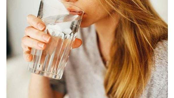 ما أضرار شرب الماء الساخن على الريق.. ستصدمك!!