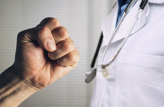 الصحة تتخذ اجراءات قانونية بحق المعتدين على أطبائها