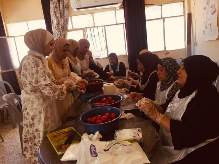 البحوث الزراعية ينفذ مدرسة حقلية تصنيعية لمحصول البندورة في الاغوار الجنوبية