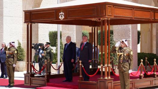 الملك يستقبل الرئيس الفلسطيني لدى وصوله قصر الحسينية