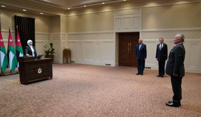 بيضون تؤدي اليمين الدستورية أمام الملك