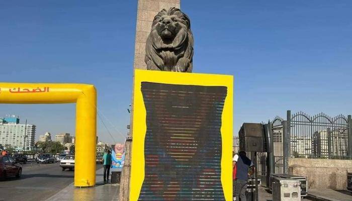 أسود كوبري قصر النيل مع رقائق البطاطس.. غضب على مواقع التواصل بمصر