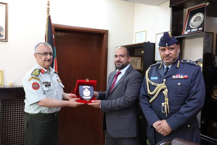 وفد عسكري عُماني يزور الخدمات الطبية الملكية