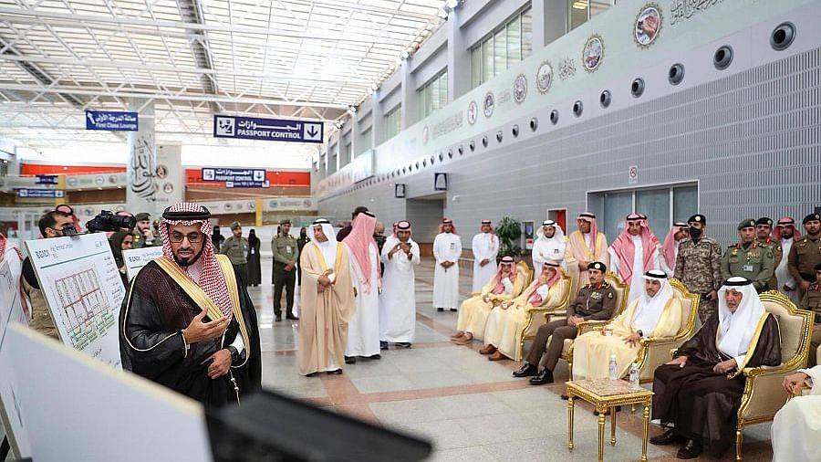 أمير مكة المكرمة يتفقد مجمع صالات الحج ويرأس اجتماع لجنة الحج المركزية