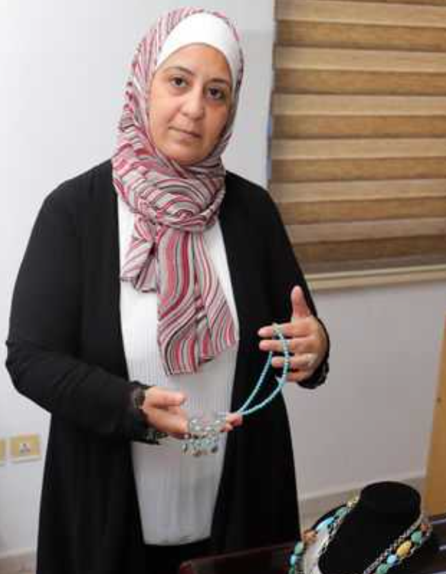 صانعة إكسسوارات تشكل من حبات الخرز إبداعا فنيا تراثيا