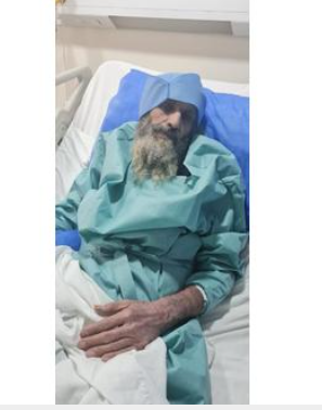 المقاصد يتكفل بمعالجة مريض مسن بعد نشر تقرير اخباري حول ظروفه الانسانية الصعبة