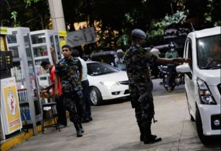 سريلانكا تعلّق بيع الوقود وتغلق المدارس وتقرّ العمل من المنزل