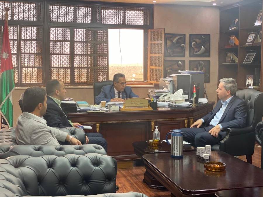 أمين عام وزارة المياه والري الدكتور جهاد المحاميد خلال استقباله السفيرالهنجاري