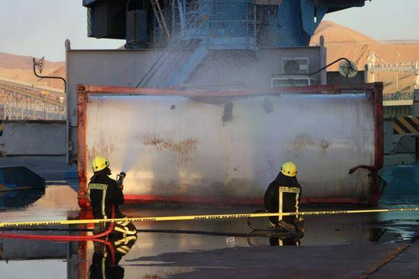 ما المادة التي رشها الدفاع المدني على خزان الكلورين المنفجر في العقبة؟