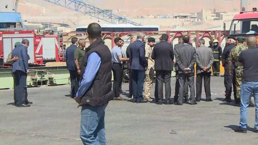 ولي العهد يصل موقع حادثة العقبة ويستمع لإيجاز من المسؤولين