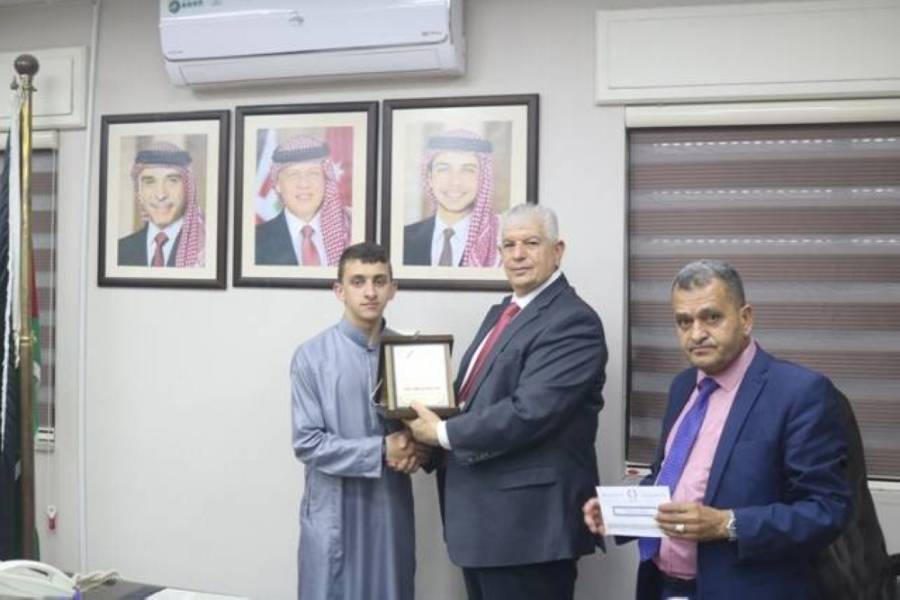 عضيبات يكرم حافظ القرآن محمد نوح  العنانزه