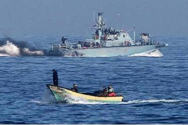 بحرية الاحتلال تفجر مركب صيد قبالة شاطئ رفح