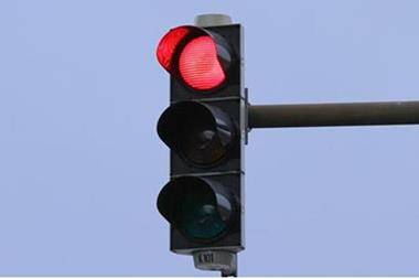 ضبط 17 مخالفة تجاوز الإشارة الحمراء خلال 24 ساعة