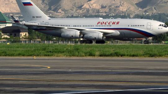 بوتين يصل إلى عشق آباد للمشاركة في قمة بحر قزوين