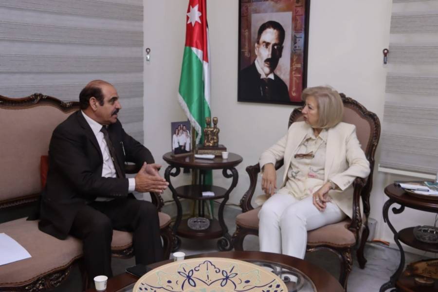 وزيرة الثقافة تلتقي رئيس اتحاد الكتاب عضو اللجنة العليا لمهرجان جرش وتستمع لمطالب الأعضاء.