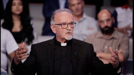 حملة تضامن مع مطران لبناني منعته الكنيسة من الظهور الإعلامي بعد تصريحات عن عدو لبنان الأول وبوتين