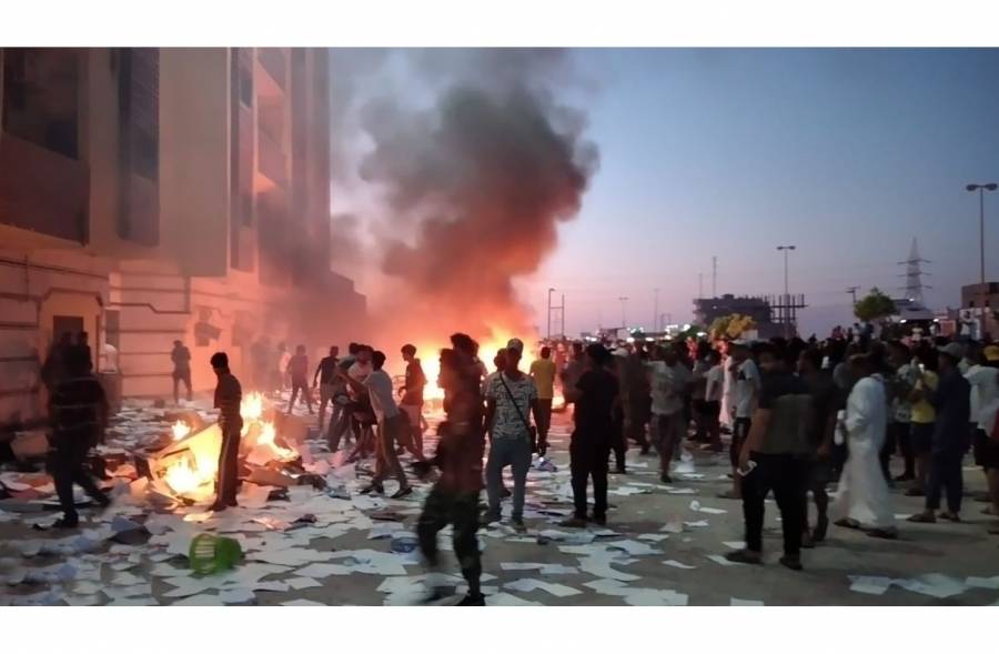 متظاهرون يقتحمون مقر البرلمان الليبي في طبرق