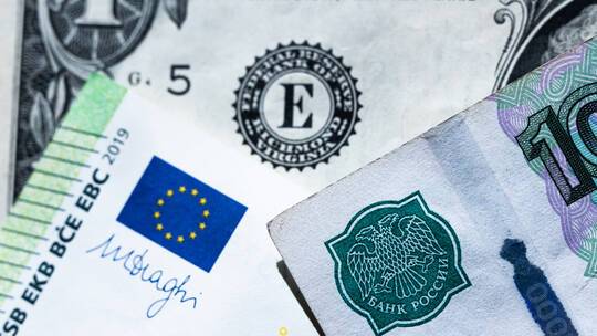الروبل الروسي يتراجع أمام الدولار واليورو بعد موجة ارتفاع قوية