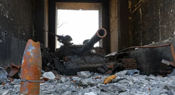 تفاصيل آخر معركة في لوغانسك.. وظهور علم المطرقة والمنجل