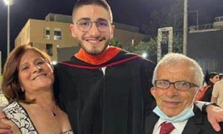 أمي عاملة نظافة.. تعرفوا على قصة ايلي التي أبكت الملايين في حفل تخرجه