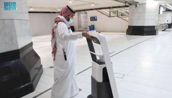 11 روبوتًا للتعقيم ومكافحة الأوبئة داخل المسجد الحرام