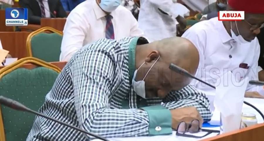 بالفيديو: حاصروه بأسئلة حول الفساد فكانت هذه حيلته.. شاهد ما أقدم عليه مسؤول نيجيري