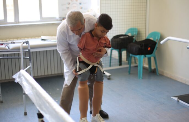 كرة القدم بانتظار “أحمد” بعد تركيب أطراف صناعية له