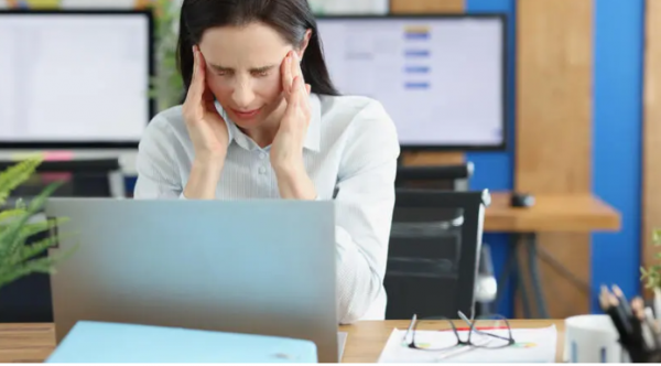 الصداع خلف العيون .. الأسباب والعلاج