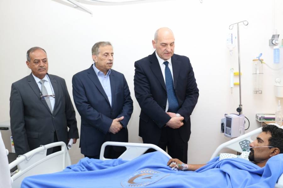 أمين عام وزارة الصحة يزور مرضى حادثة العقبة في المستشفى التخصصي