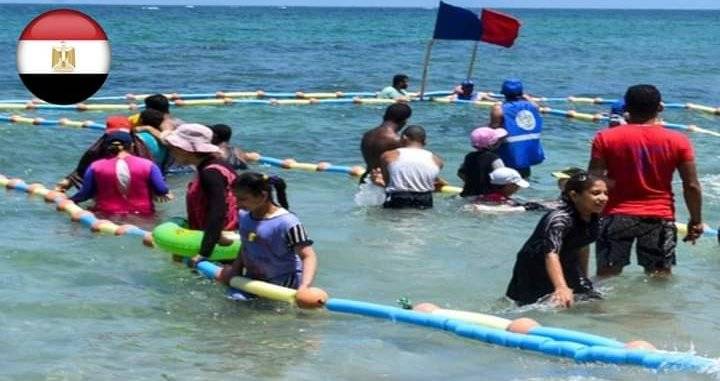 افتتاح أول شاطئ للمكفوفين بمصر.. يتضمن مسارات وعلامات داخل المياه