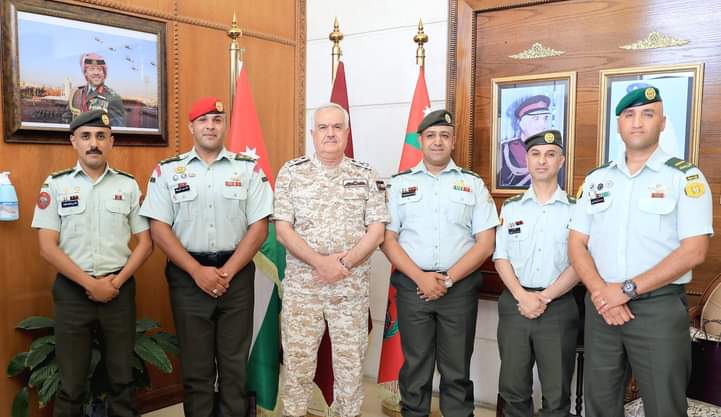رئيس هيئة الأركان المشتركة يكّرم أوائل الدورات الخارجية العسكرية _صور