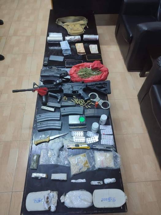 عاجل ...قوة مسلحة من الأمن العام تداهم وتلقي القبض على مطلوبين مسلحين جنوب العاصمة