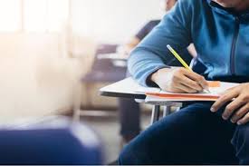 التربية تدرس تغليظ عقوبة إدخال الهاتف لقاعات التوجيهي