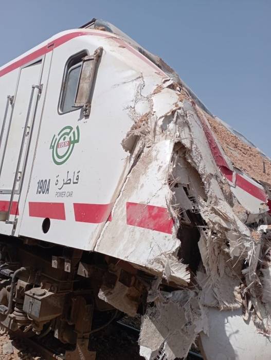 بالصور قطار يصطدم بمركبة كبيرة على طريق بغداد  بصرة