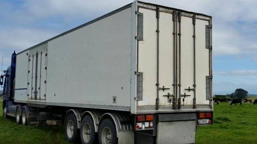 الدوريات الخارجية تضبط حدث يقود مركبة شحن على طريق وادي عربة