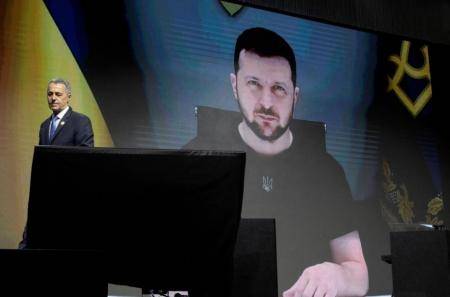 زيلينسكي يطالب الغرب مجدداً بالحصول على مزيد من الأسلحة