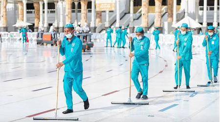 تطهير المسجد الحرام 12 مرة يومياً بأكثر من 70 ألف لتر معقمات