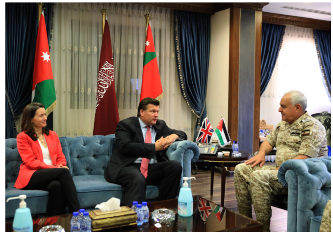رئيس هيئة الأركان المشتركة يبحث التعاون مع وزير القوات المسلحة البريطانية