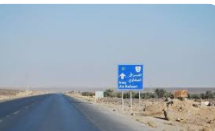 أشغال المفرق تباشر بإعادة تأهيل طريق عينسختيان