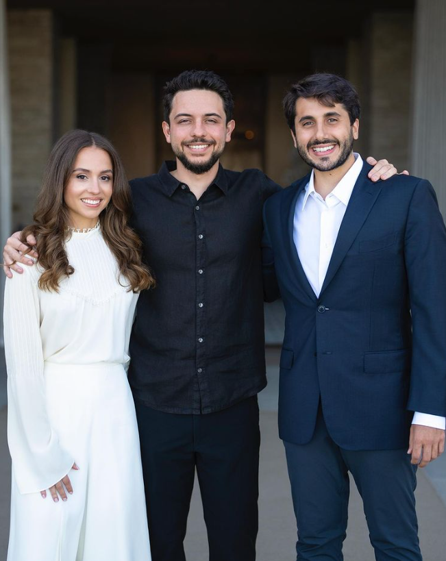 ولي العهد يهنئ الأميرة إيمان وخطيبها