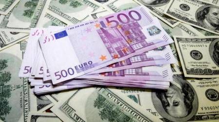 ما تداعيات انخفاض اليورو مقابل الدولار؟
